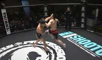 奇襲の飛びヒザ→左カウンターで迎撃！ からのパウンド葬に「危ない！危ない！」実況連呼