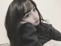 「絵になる神的美少女」「見惚れました」黒木ひかり、モノクロ加工のセルフィーを公開しファン歓喜