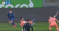 ジャガー・浅野拓磨がブチギレ！怒りの叫びがスタジアムに響き渡った瞬間　DF2人から執拗なマークで挟み撃ち！背後から押される→鬼タックルでブッ倒された瞬間