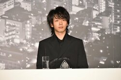 中村倫也、佐藤浩市のクリスマス&誕生日プレゼントに「ラブです」