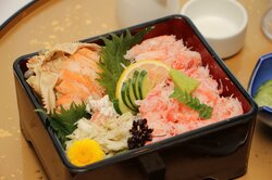 どこから食べても蟹かにカニ…！？藤井聡太王将「ズワイ＆香箱蟹丼」羽生善治九段は「能登豚カツカレー」注文／将棋・王将戦七番勝負第3局