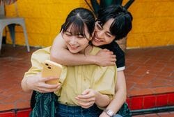 白間美瑠「ニヤニヤ止まらんわ…」夫婦の愛が深まる新婚旅行最終日、夫からの頭なでなで＆サプライズに喜び爆発『私たち結婚しました 5』