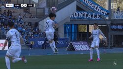 「あぶねえよ」「これはしょうがない」超危険なヘディング正面衝突の瞬間“イエローカード”に監督が猛抗議もファンは意見分かれる「擁護できない」「いや五分五分」