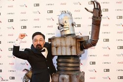 山田孝之主演『ハード・コア』 山下敦弘監督、謎のロボットとレッドカーペットデビュー
