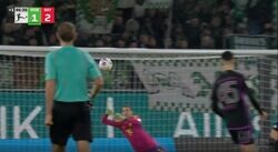 監督もキーパーもブチギレ！「おい、ちゃんと守れよ！」 弾丸ミドルシュート被弾→バイエルンの守護神が怒りの鉄槌を下す　味方DF陣の甘い守備対応を激詰めした瞬間