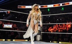 レジェンド女子レスラーが“アクロバティックすぎる”超大技…逆立ちのまま相手を放り投げる衝撃荒技に「けっこう危険」ファン騒然