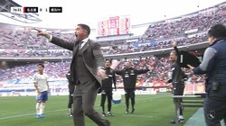 「審判団は説明必須」「バチギレでいい」選手の交代準備中にリスタートされて監督が大激怒　失点につながる重要局面のゴタゴタにSNSも大物議