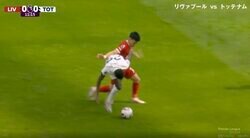 どこがファウルだよ！リバプール遠藤航がエグすぎる“鬼プレス”→パワー勝負で相手を吹っ飛ばした瞬間　1対1の局面でセネガル代表MFを潰し切る