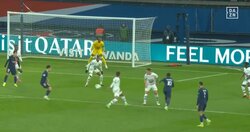 「変態スピード！」「一瞬で消えた…」世界最高FWが高速フェイントで股抜き→爆速突破の“異次元テクニック”を炸裂した瞬間　怪物エンバペが相手DFと1対1でレベルの違いを見せる