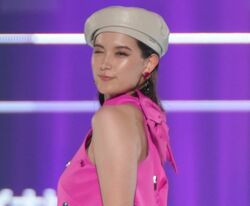 白のハイソックスが眩しいトラウデン直美、鮮やかなピンクワンピースでキュートなウィンク！会場沸き立つ