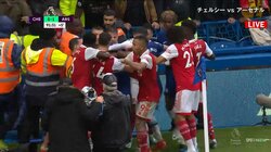 これぞビッグロンドン・ダービー！試合最終盤にマイボールを巡って場外乱闘が勃発「こっちのボールだって言ってんだろ！」