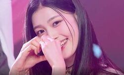 「脚が長すぎる！」奇跡の8頭身！美しすぎる16歳の練習生、ミニスカ衣装で圧巻パフォーマンス「表情を見て！」「天性のアイドル」全員の視線奪う