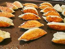 細川直美、娘たちのリクエストで餃子パーティを開催「熱々の焼き立てはやっぱり美味しいっ」