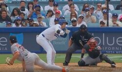 なんで打った…？ 大谷翔平、“変態片手打ち”でまさかのハプニング「よく打ったな」「どうなってるw」とんでもない体勢で“バット粉砕打”… ファン騒然