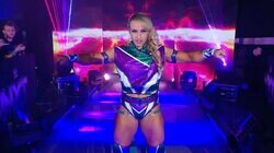 「太ももエグい」“ムキムキすぎる”小柄女子レスラー、超ロングブーツで“身長詐称”自撮りも「筋肉にしか目がいかない」ファンツッコミ