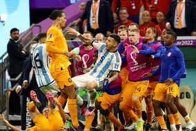 【W杯】相手ベンチにボールを蹴り込むプレーが引き金に　アルゼンチン×オランダで一触即発シーン