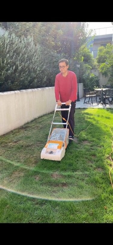 渡辺徹、妻・榊原郁恵と芝刈りする様子を公開「ほのぼの」「ステキなご
