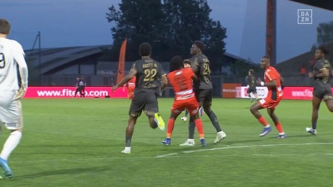 スタジアム騒然…Sランス戦でまさかの“人違いイエロー”　中村敬斗同僚MF、報復キックを受けて反撃も退場を免れ同点弾の珍事 2枚目