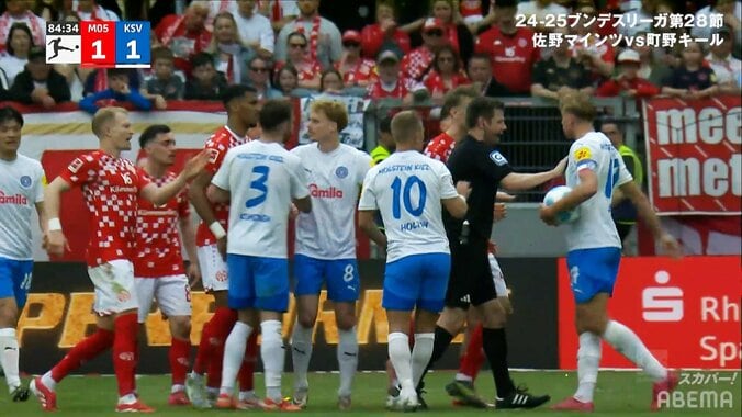 騒然！ 日本代表FWが“足首ガッツリ”の危険タックル被害→突き飛ばされ味方DFが激昂「何するんだ」「手を出すな」「町野のために怒ってくれてる」ファンも激怒 2枚目