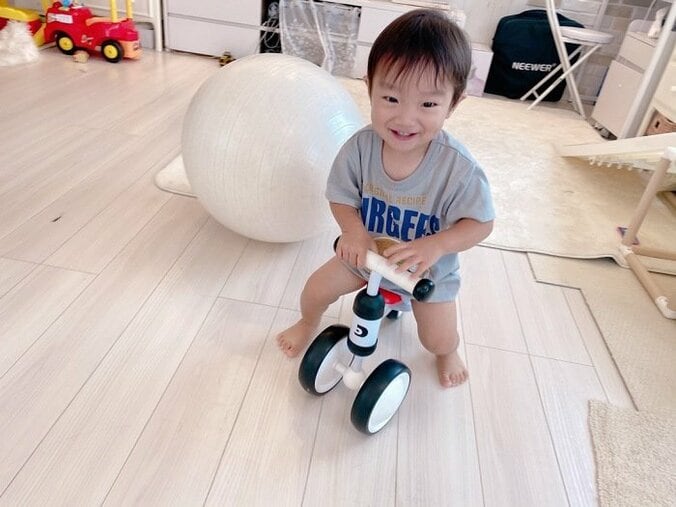 辻希美、イヤイヤ期の三男が三輪車で“暴走”「家だからいいでしょう」 1枚目