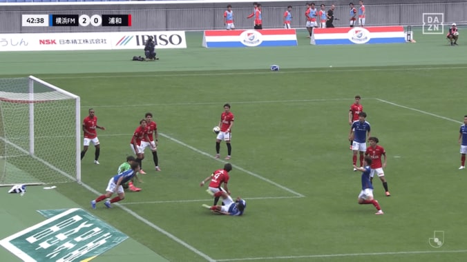 石原がキニョーネスの足を蹴ってしまいPK判定に