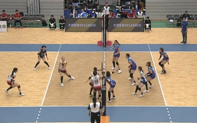 触れてません！ 女子バレー、胸を突き出しギリギリで…タッチネット回避行動が「カワイイ」 2枚目