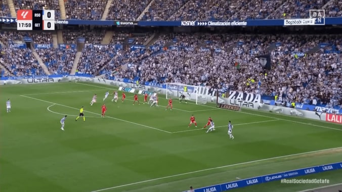 「もはや芸術の域」久保建英、“キレキレ切り返し”で敵2人を完全翻弄！先発復帰戦敗北も異例のMOM選出「W杯も楽しみ」 3枚目