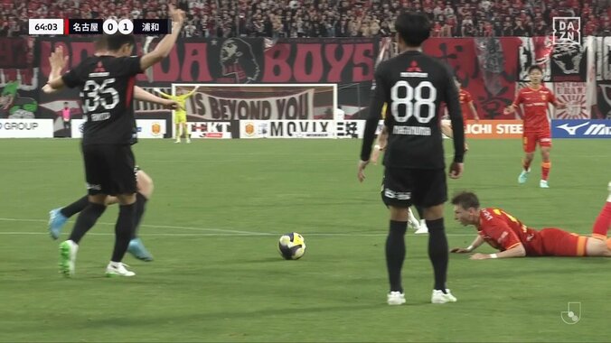 「9割演技」「腕掴まれてるのに」滑っただけ？名古屋ユンカーが謎転倒でPKアピールもノーファウルでスタジアム騒然「何も接触ないやんけ」 2枚目