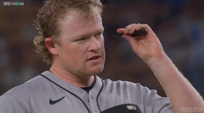 ジャイアンツ先発のローガン・ウェブ、ピッチコム不具合で困り顔