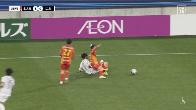 「ノーカード？」ユニフォームを引っ張り倒してもイエローにならず…微妙ジャッジにファン疑問「2枚目で退場では」 5枚目