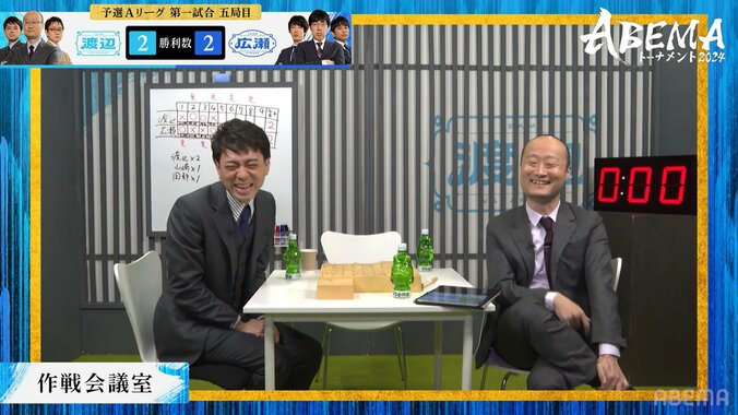 対局中だよ！？山崎隆之八段、思わずこぼれちゃった笑顔に仲間は総ツッコミ「笑ってる！」「簡単すぎて、詰みが（笑）」／将棋・ABEMAトーナメント2024