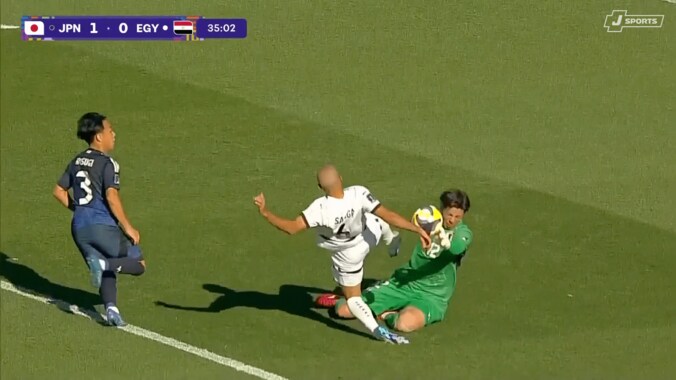「怪我しないで…」U-20日本代表GK、“足裏”を恐れず好守→激突＆悶絶に騒然！「大丈夫か？」ピサノアレックス幸冬堀尾の勇敢さが脚光 4枚目