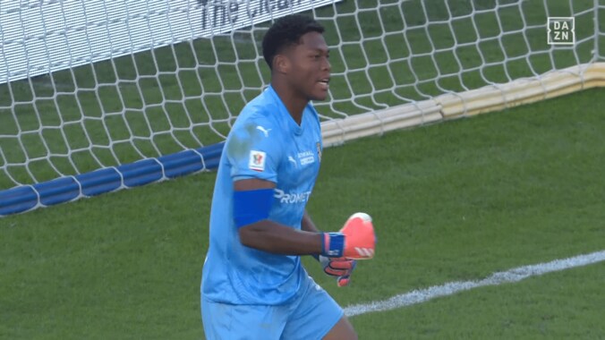 スタジアム騒然！ 鈴木彩艶、殊勲のPKストップ「チームを救った」「PKも強くなったのかよ」シュートを完璧に読み切った瞬間 5枚目