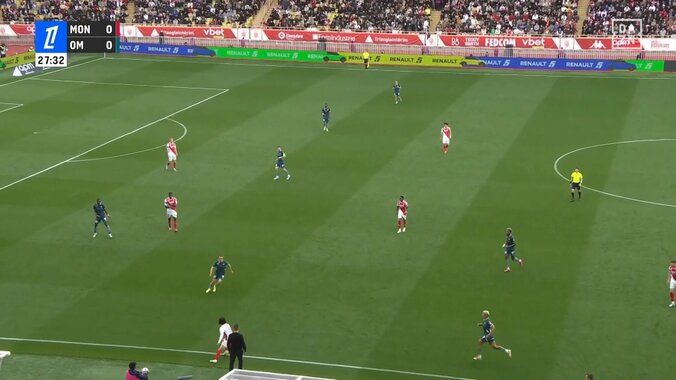 魔法かよ！南野拓実、背後からのボールを圧巻“ビタ止め”！「後ろからのトラップうまかったな」「やばすぎる」タッチライン際で浮き球をパーフェクトコントロールした瞬間 4枚目