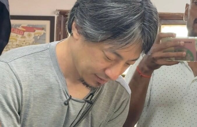 【写真・画像】ひろゆき、妻へのプレゼントを真剣吟味＆爆買い「愛を感じる」「ラブラブやん」ファン注目　1枚目