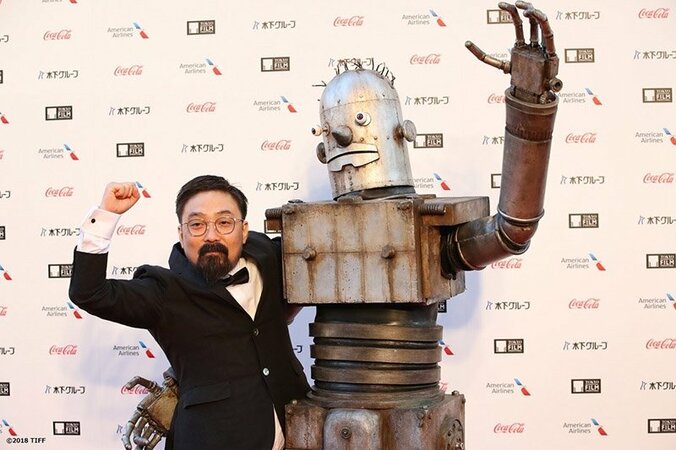 山田孝之主演『ハード・コア』 山下敦弘監督、謎のロボットとレッドカーペットデビュー 1枚目