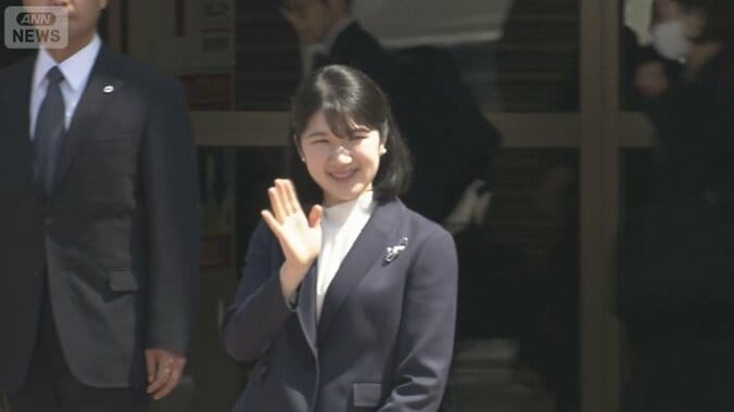 市民らに手を振る愛子さま