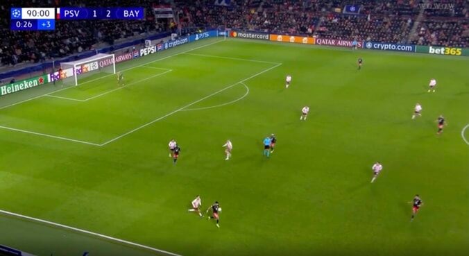 場内騒然！“まさかの5回”にイライラ… 試合中に“挑発的リフティング” 余裕のバイエルンFWに対戦相手サポーターから大ブーイング 5枚目