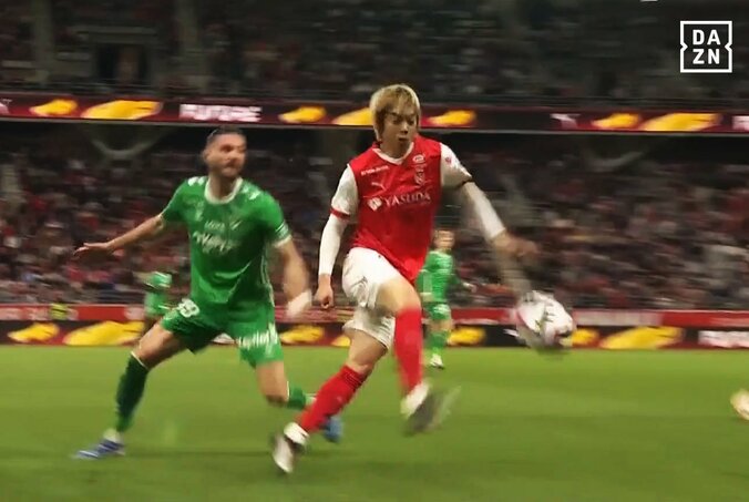 伊東純也が超絶テクニック！ 絶品すぎる“回転トラップ”にファン驚愕「何それ！」「華麗」ワンタッチで敵を翻弄した瞬間 5枚目