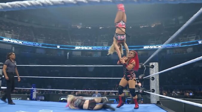 【映像】金髪美女×怪力女子、合体技に失敗で“お口あんぐり”