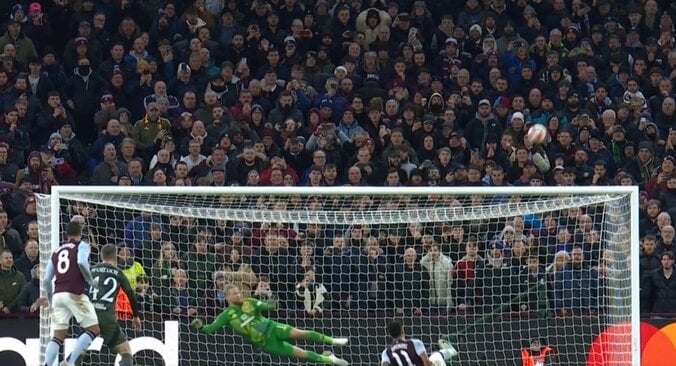 【写真・画像】スタジアム騒然！ 旗手怜央に「ドン引き」 完璧すぎる“神アシスト”炸裂の瞬間「うめえええ！」 難しい体勢からの“超絶グラウンダーパス”にファン歓喜　1枚目