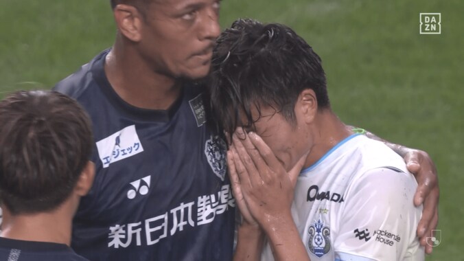 「泣いちゃうよ…」J2降格で号泣…古巣湘南の選手を次々に抱きしめた福岡FWの“優しさ”に感動反響「ウェリントンも辛そう」「本当に良い人」 5枚目