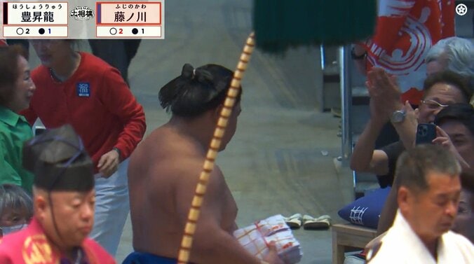 藤ノ川、花道奥で…カメラが捉えた“付け人も誇らしげ”な一コマに反響「付け人嬉しそう」「そりゃそうなるわ」 連日の横綱撃破&大量の懸賞束に 2枚目
