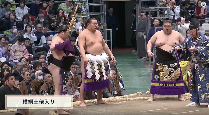 「つまみ出せ」横綱・豊昇龍の土俵入りで起きた“残念なマナー”に「サッカーじゃ無いんだから」「我慢して欲しい」批判の声 3枚目