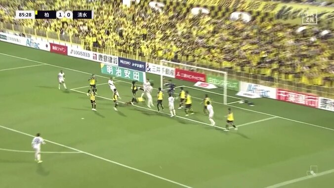 「あれでファール取られるのか」試合終盤、歓喜の同点弾取り消しが物議「飛ぼうとしたのを押されてる」競り合い時の“手”が決め手？VAR判定でノーゴールに 2枚目