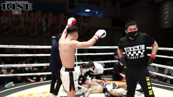 「倒れ方やばい」“前のめり”失神KOに視聴者騒然 劇的ラストに「キレイに打ち抜いた」称賛の声も 3枚目