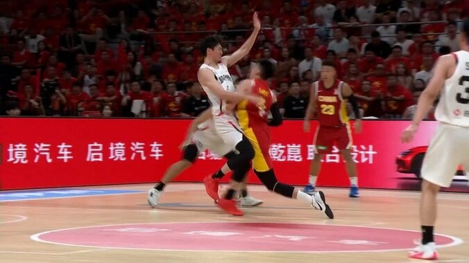 「笛が中国寄り…な気がする…」日本代表SGが吹っ飛ぶ→不可解判定にファン不満「微動だにしてないのに？」「完全オフェンスファウル」【バスケW杯予選】 3枚目