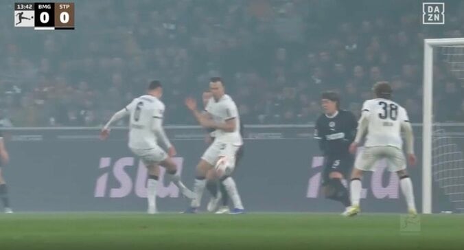 「マジかよ！？」日本代表DF安藤智哉、強烈シュート直撃の“まさかの展開”「スゲえw」至近距離からのボールを弾き飛ばす“強靭ディフェンス” 2枚目