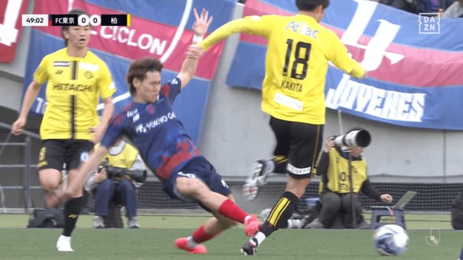 「さすがにレッド案件では？」元日本代表MFの“足裏タックル”にSNS騒然…「選手が壊れてしまう」2枚目警告はVAR対象外→Jリーグのルール改正はいつ？ 3枚目