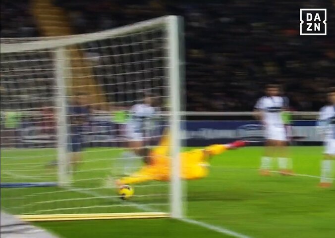 「人生であんなセーブは見たことがない…」鈴木彩艶の“衝撃の反射神経”にローマDFが驚愕！ ライン上ギリギリでかきだした奇跡の瞬間 5枚目